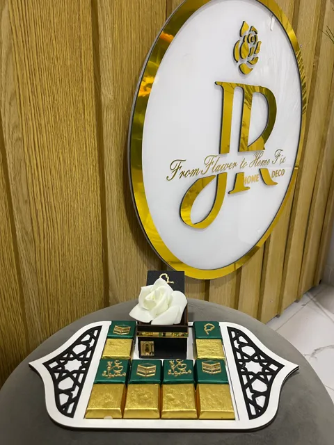 Plateau de douceurs et roses blanches