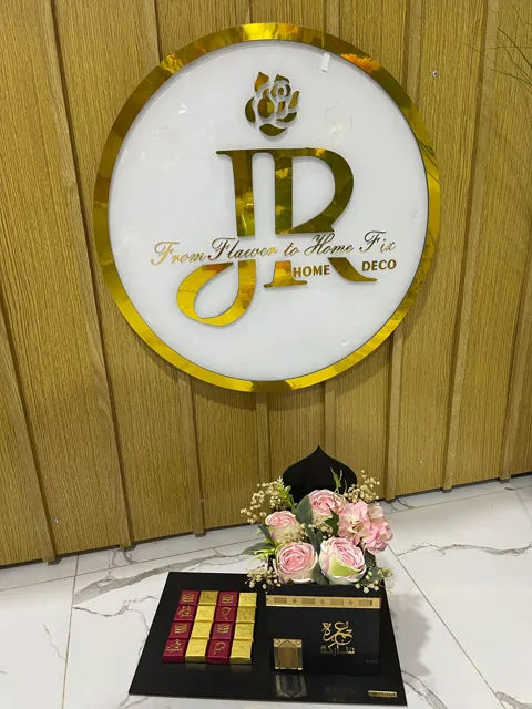 Coffret noir et doré avec fleurs et douceurs