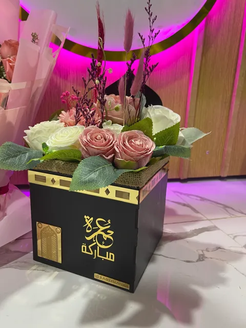 Coffret noir aux roses pastel