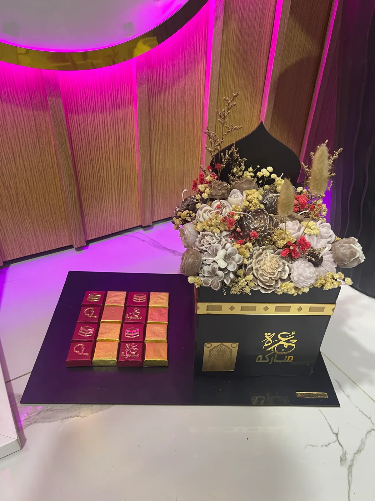 Coffret fleuri avec douceurs